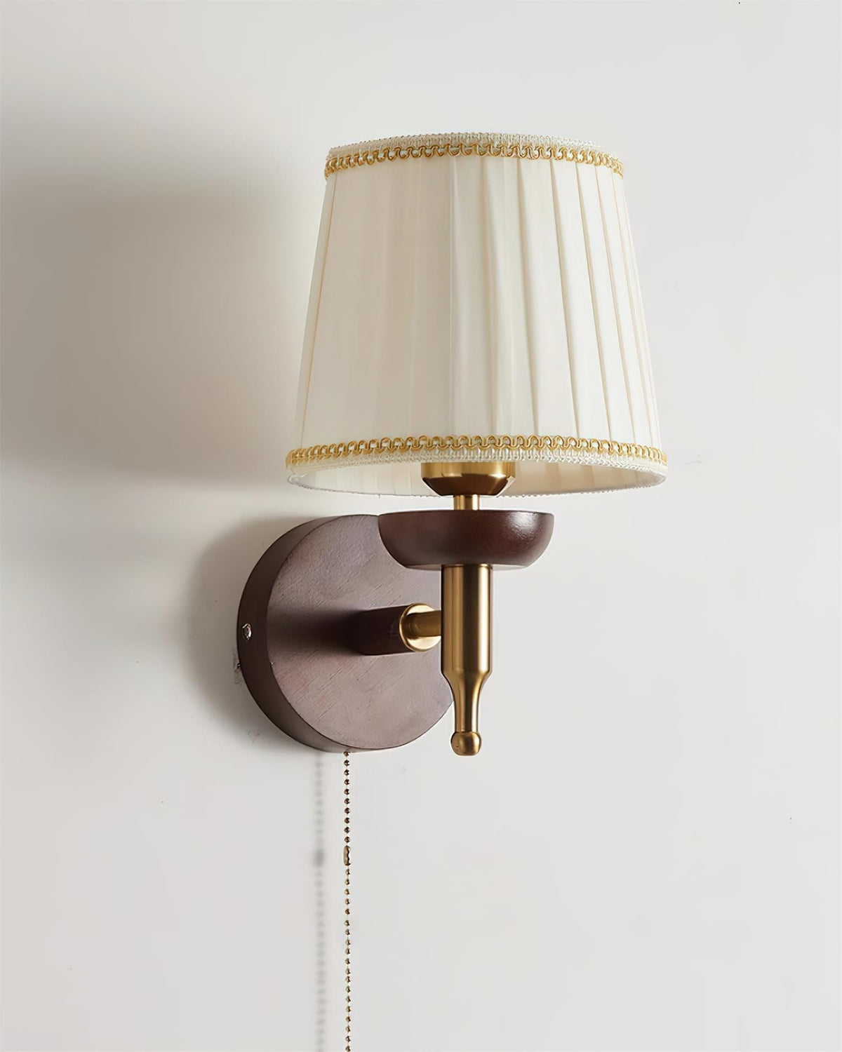 Blixen Wandleuchte Stoff Klassisch Gold Walnuss Schlafzimmer