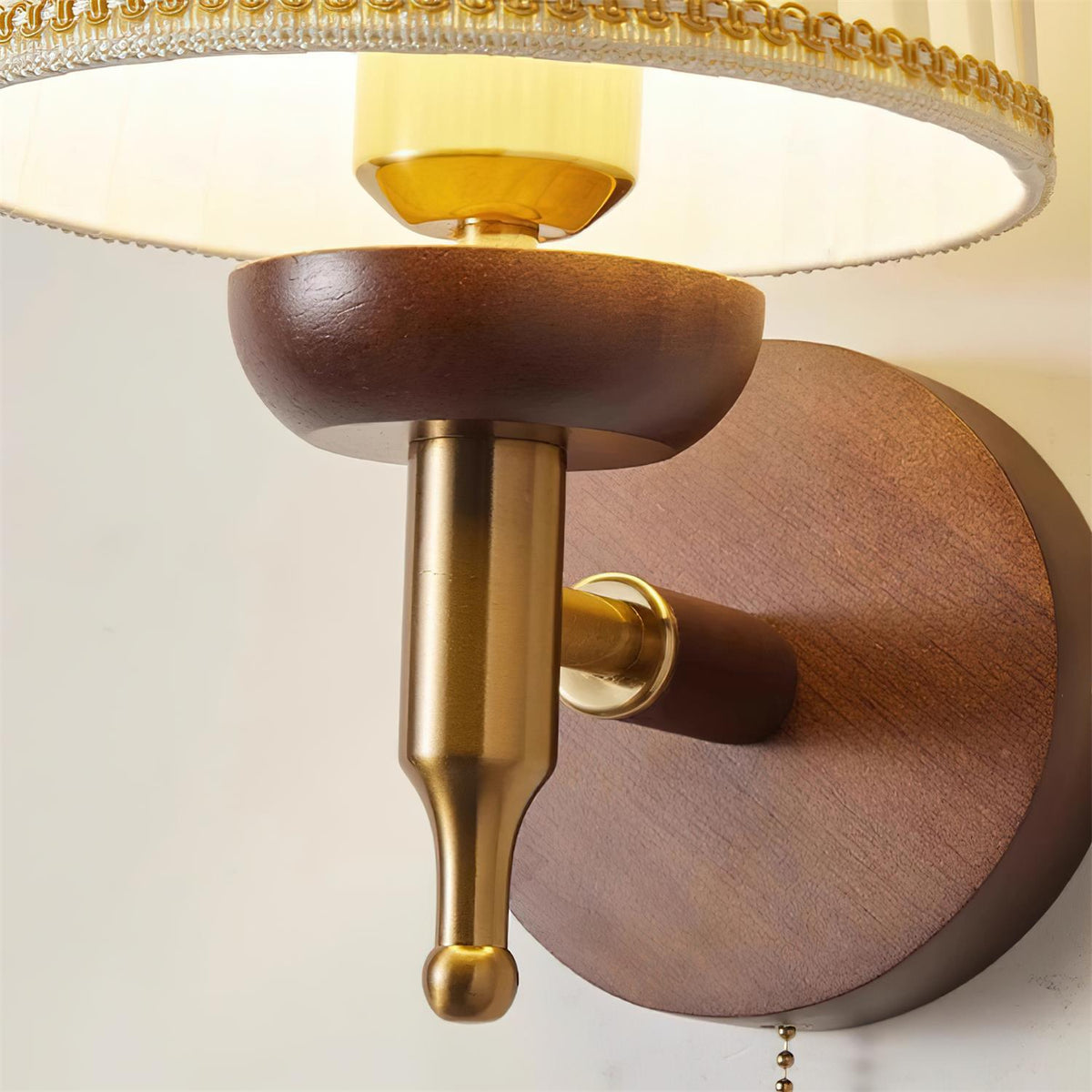 Blixen Wandleuchte Stoff Klassisch Gold Walnuss Schlafzimmer