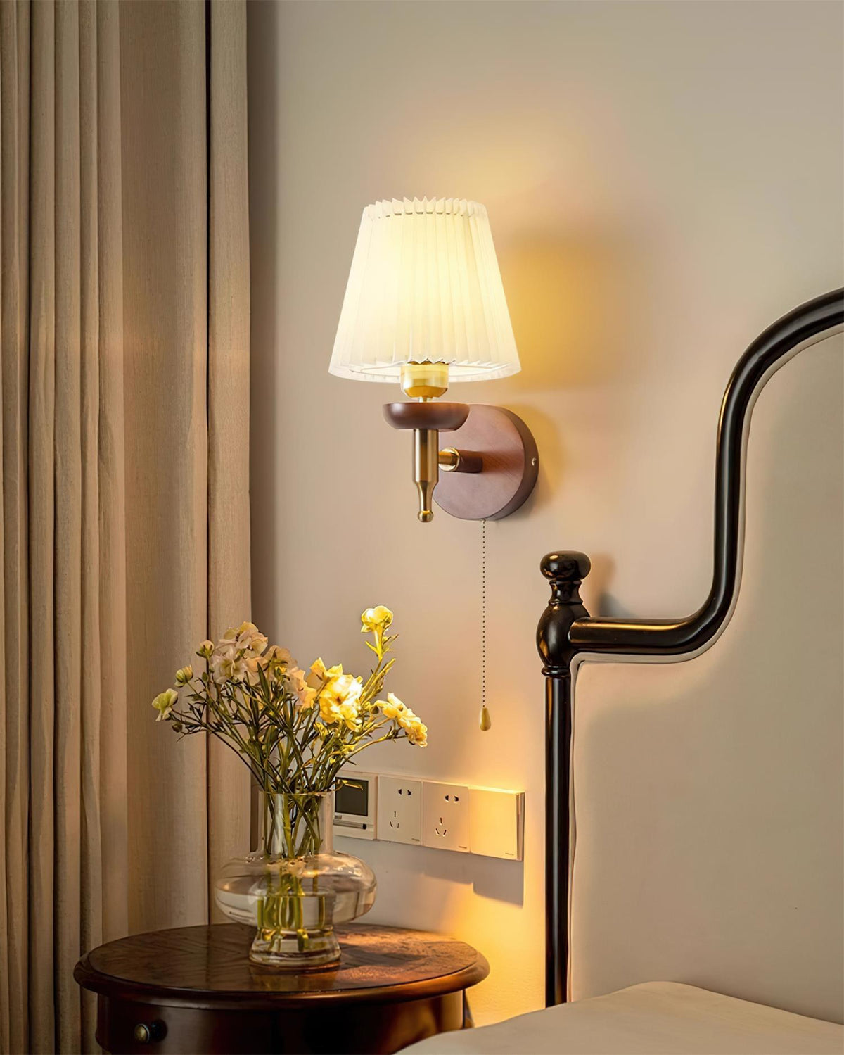 Blixen Wandleuchte Stoff Klassisch Gold Walnuss Schlafzimmer