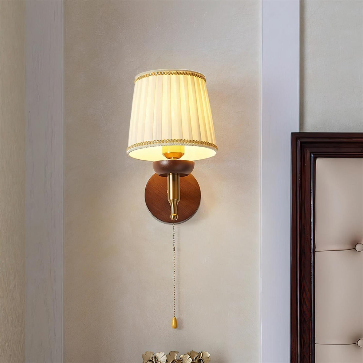 Blixen Wandleuchte Stoff Klassisch Gold Walnuss Schlafzimmer