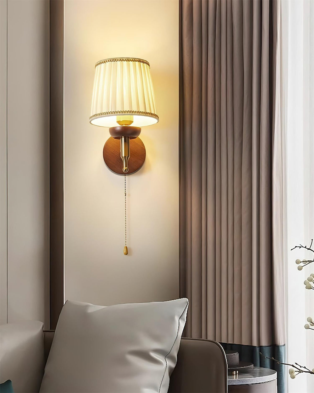 Blixen Wandleuchte Stoff Klassisch Gold Walnuss Schlafzimmer