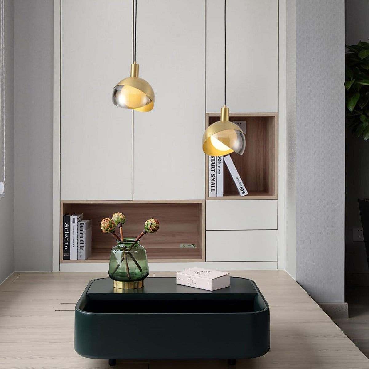 Noveny Pendelleuchte aus Messing mit Glas in Halbkugel-Form, Kugelform, Mid-Century-Stil