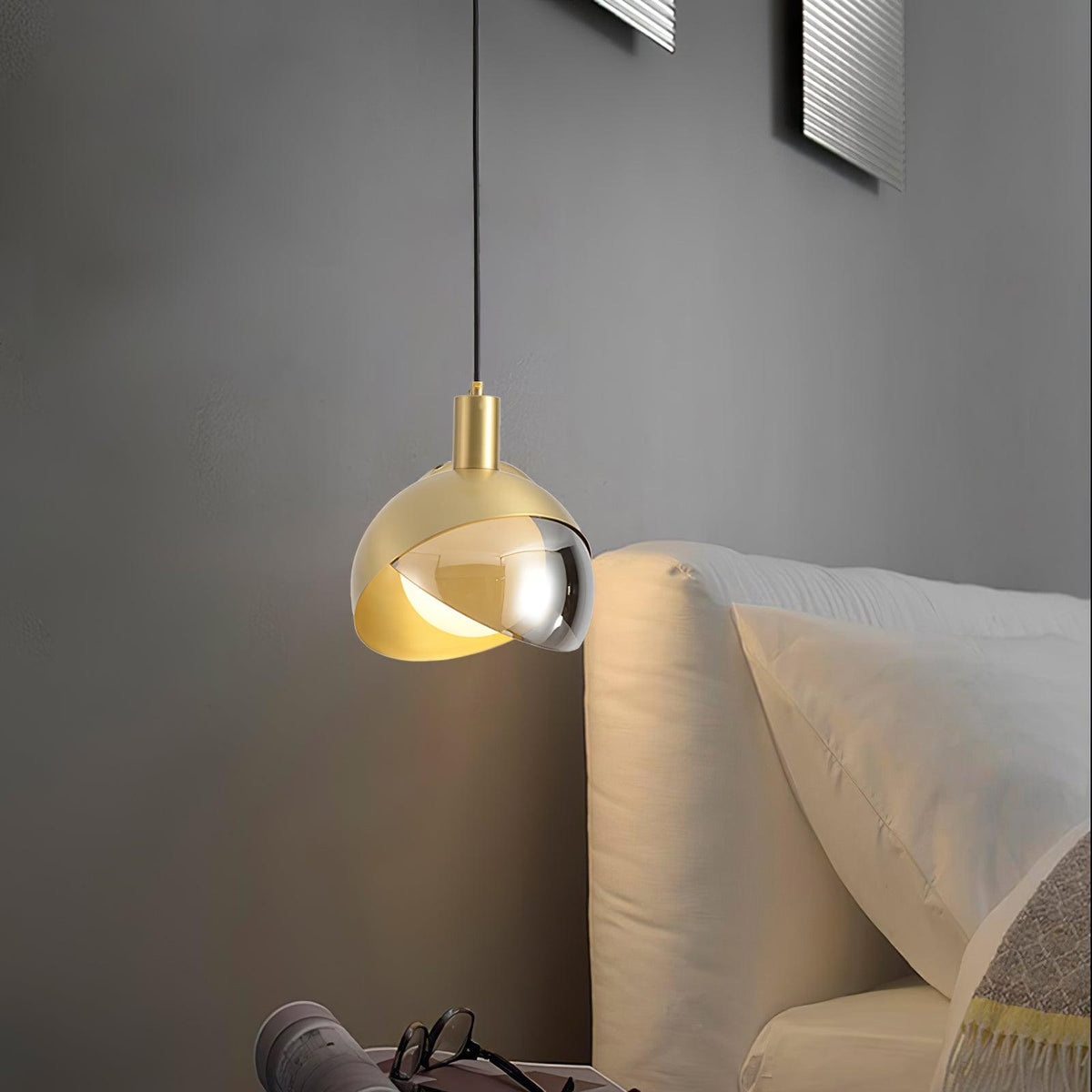 Noveny Pendelleuchte aus Messing mit Glas in Halbkugel-Form, Kugelform, Mid-Century-Stil