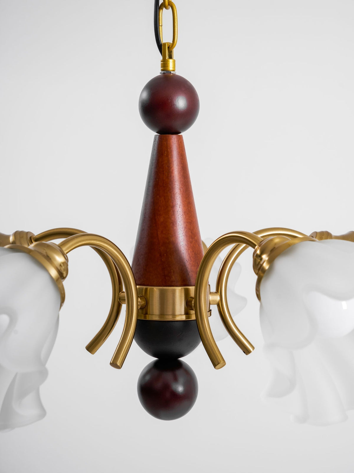 Ilvinan Kronleuchter aus Holz und Glas im traditionellen eleganten Stil