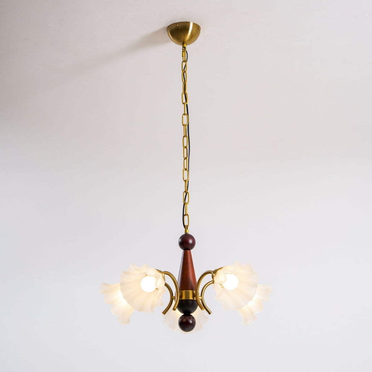 Ilvinan Kronleuchter aus Holz und Glas im traditionellen eleganten Stil