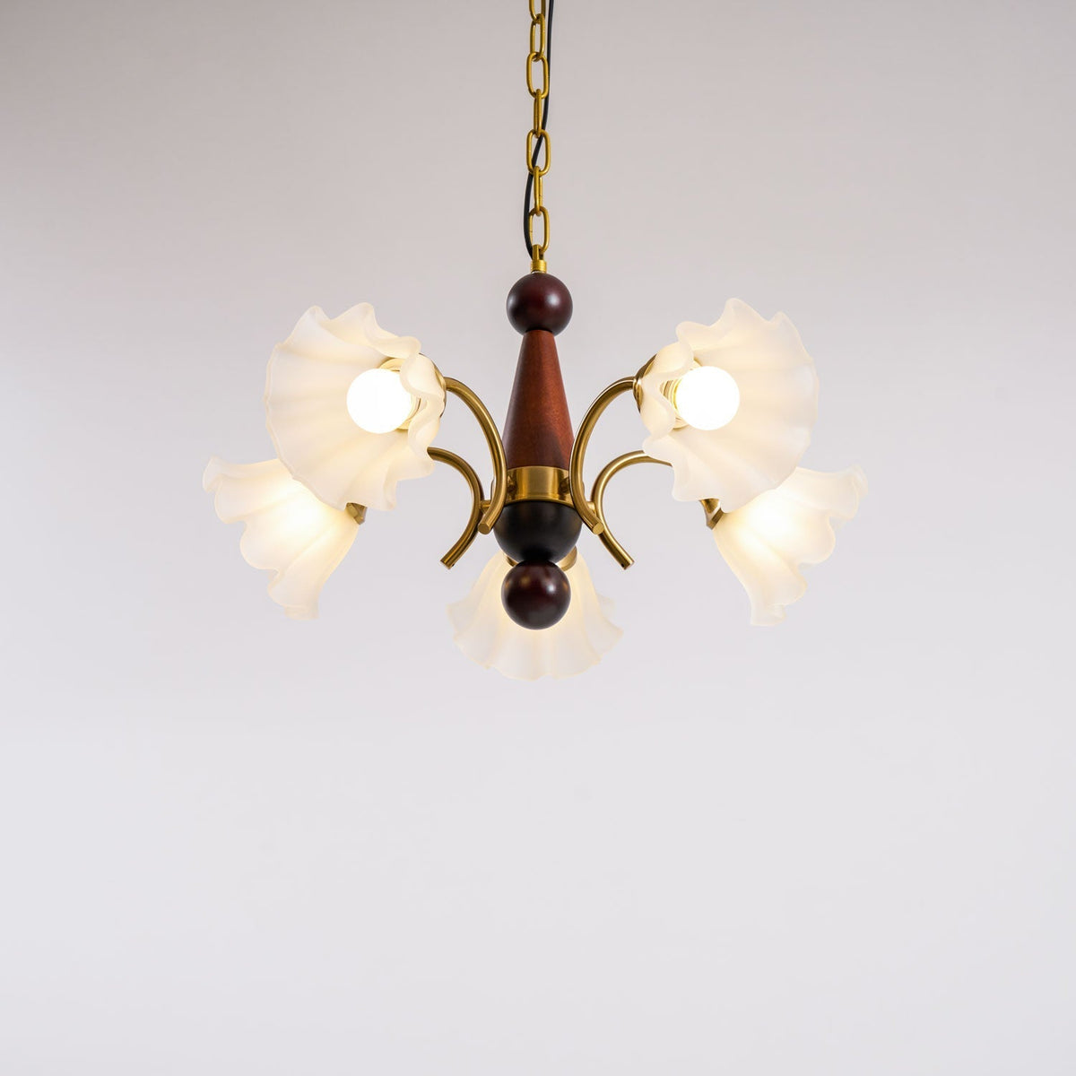 Ilvinan Kronleuchter aus Holz und Glas im traditionellen eleganten Stil
