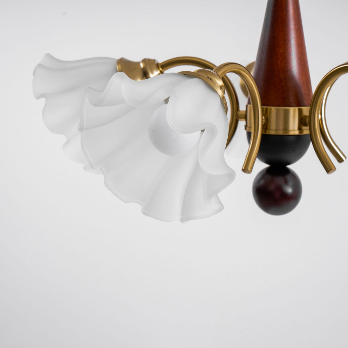 Ilvinan Kronleuchter aus Holz und Glas im traditionellen eleganten Stil