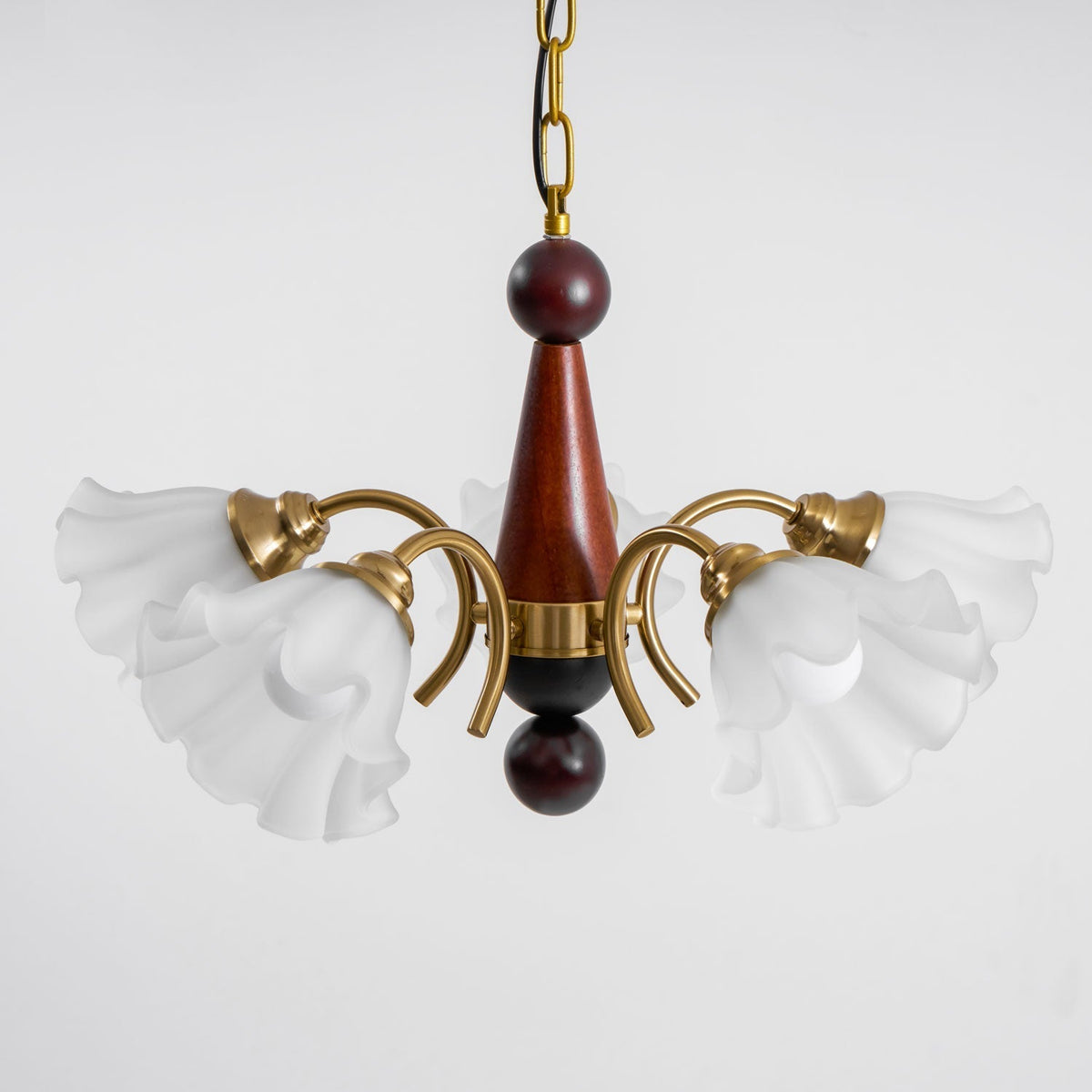 Ilvinan Kronleuchter aus Holz und Glas im traditionellen eleganten Stil