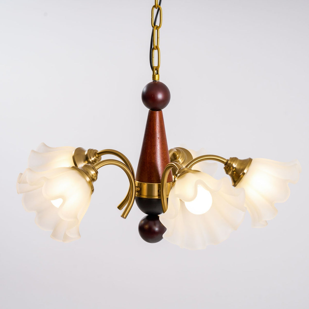 Ilvinan Kronleuchter aus Holz und Glas im traditionellen eleganten Stil