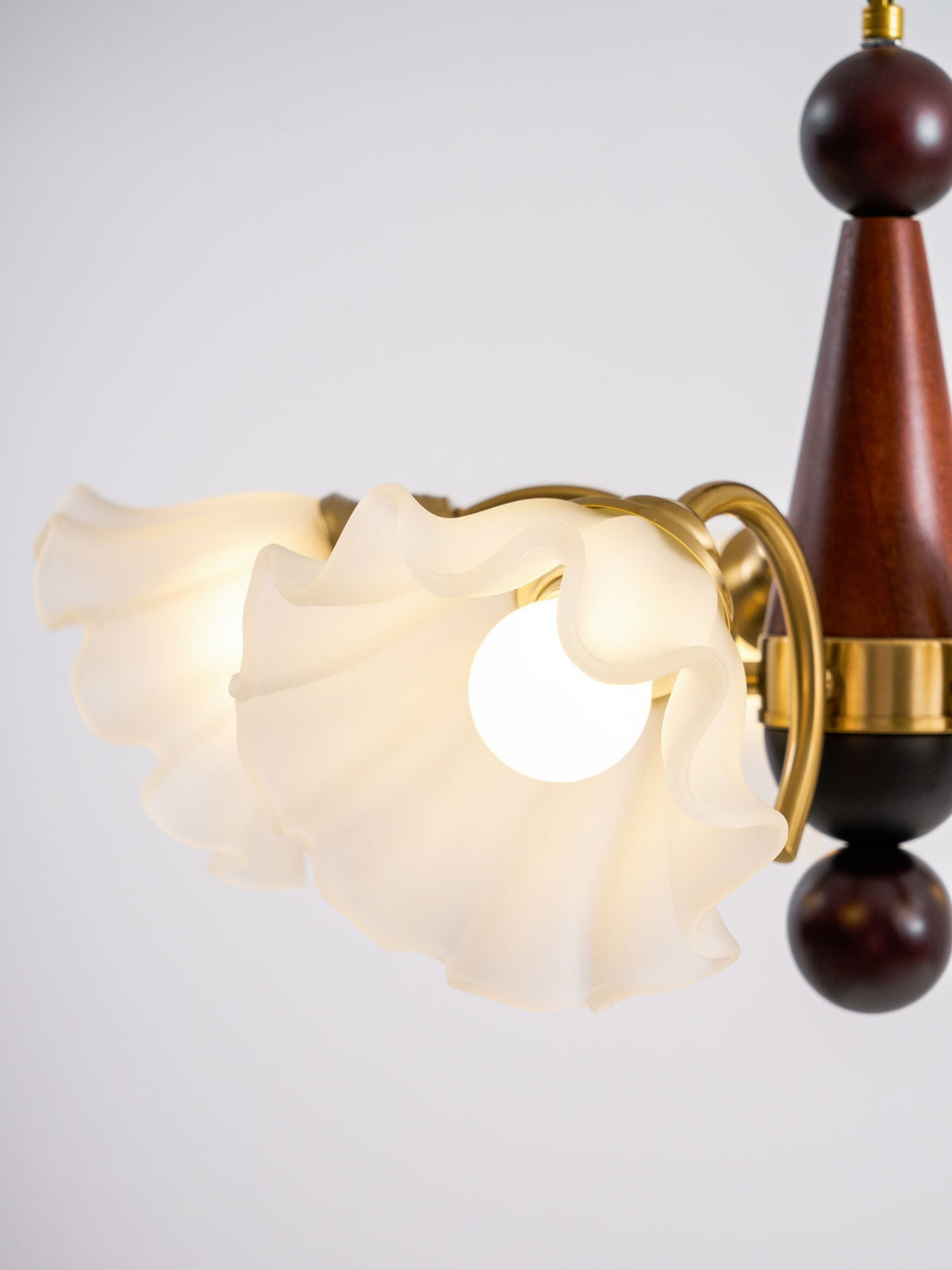 Ilvinan Kronleuchter aus Holz und Glas im traditionellen eleganten Stil