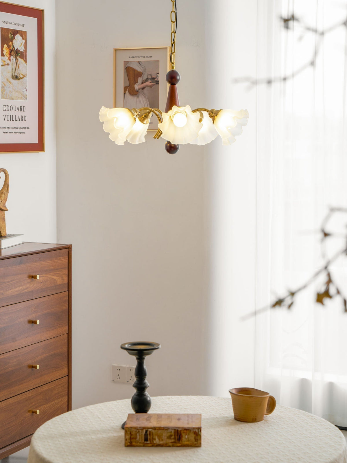 Ilvinan Kronleuchter aus Holz und Glas im traditionellen eleganten Stil