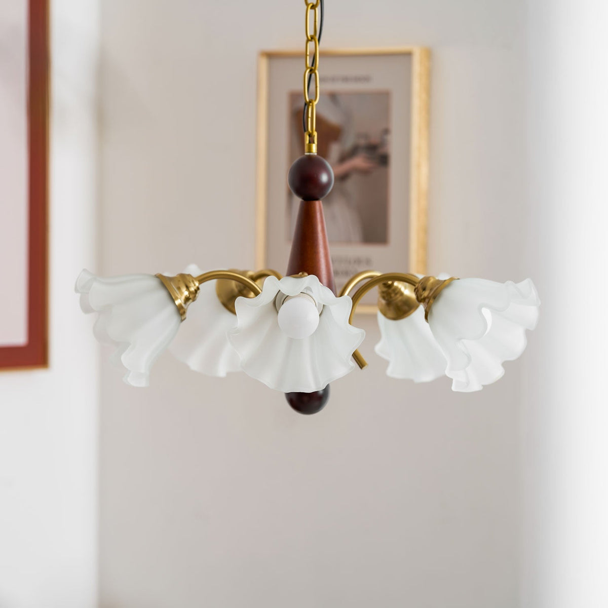 Ilvinan Kronleuchter aus Holz und Glas im traditionellen eleganten Stil