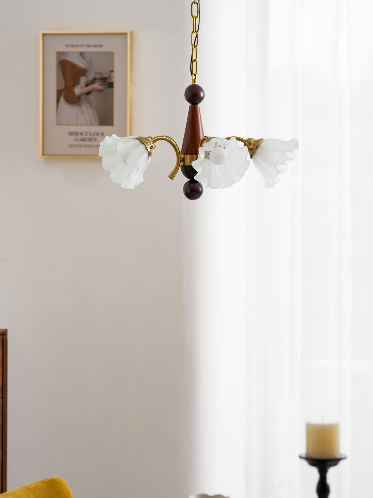 Ilvinan Kronleuchter aus Holz und Glas im traditionellen eleganten Stil