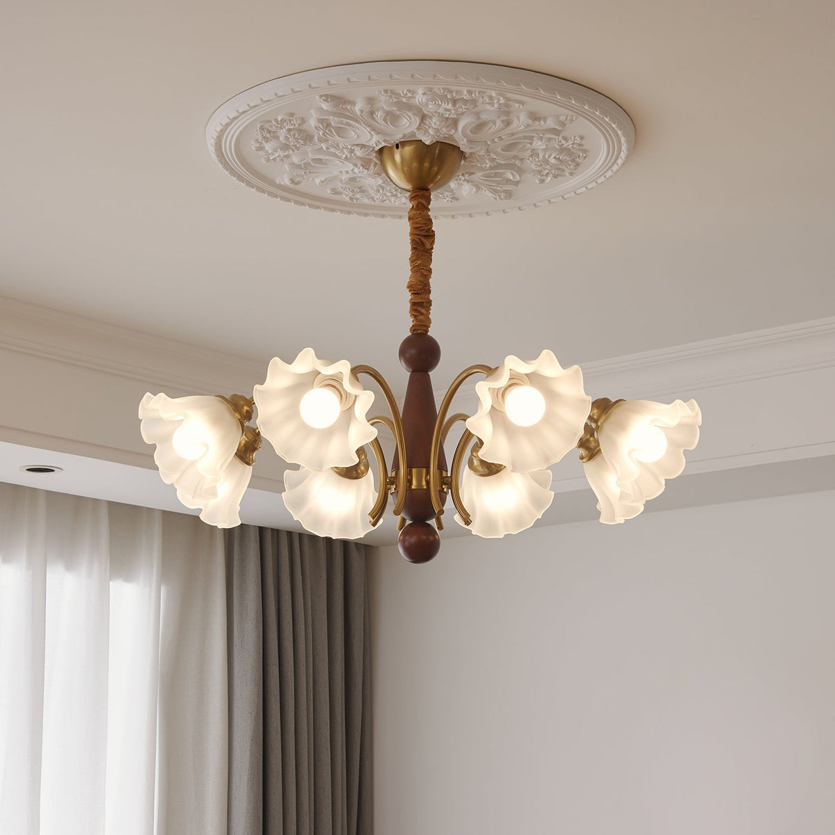 Ilvinan Kronleuchter aus Holz und Glas im traditionellen eleganten Stil