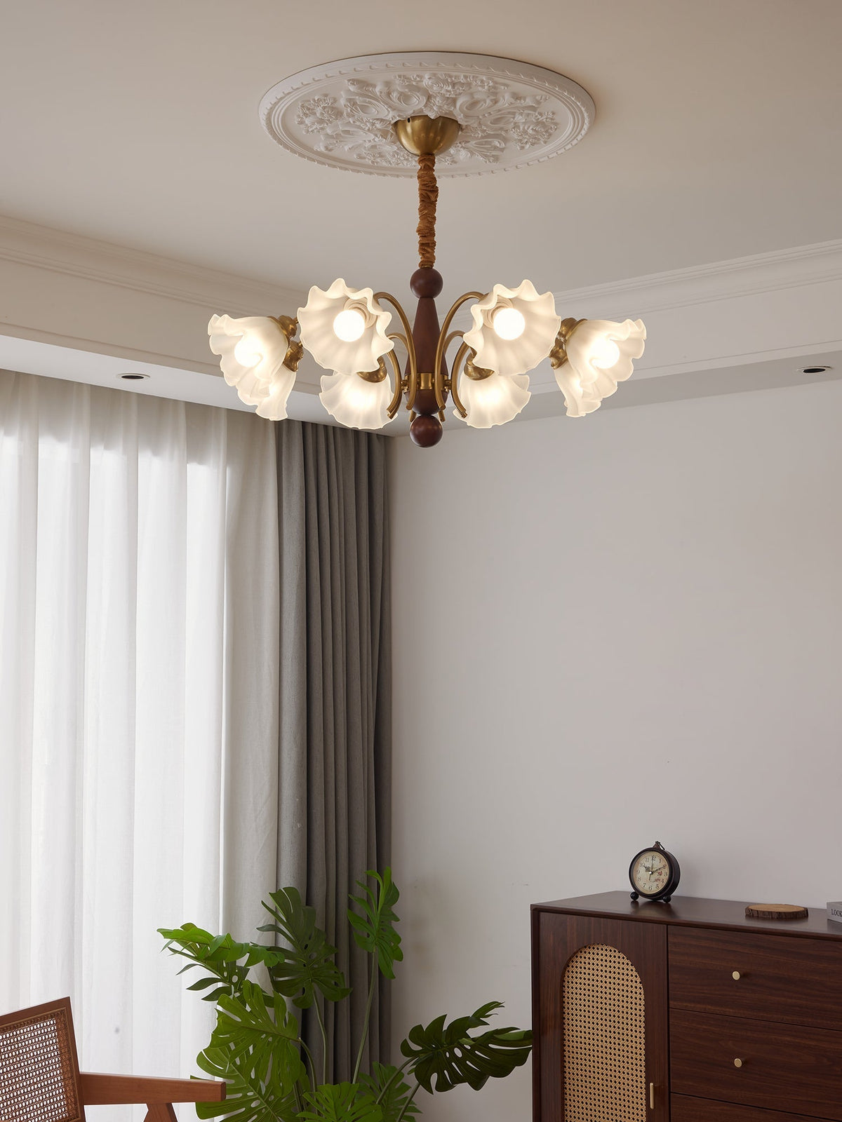 Ilvinan Kronleuchter aus Holz und Glas im traditionellen eleganten Stil