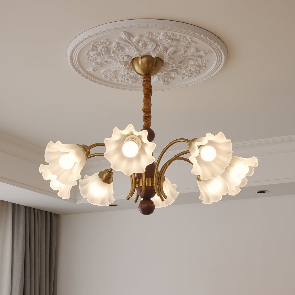 Ilvinan Kronleuchter aus Holz und Glas im traditionellen eleganten Stil