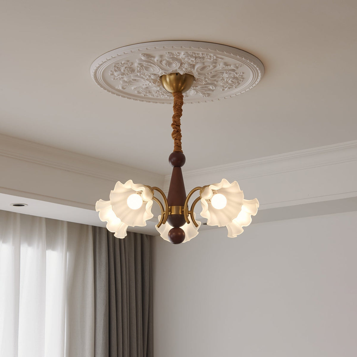 Ilvinan Kronleuchter aus Holz und Glas im traditionellen eleganten Stil