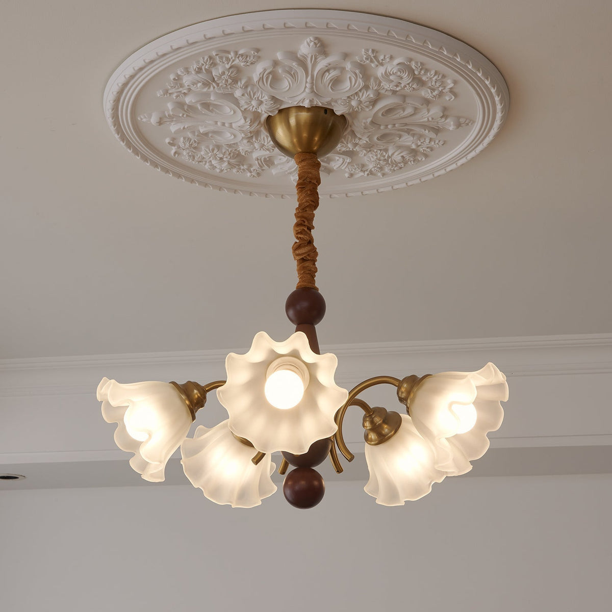 Ilvinan Kronleuchter aus Holz und Glas im traditionellen eleganten Stil