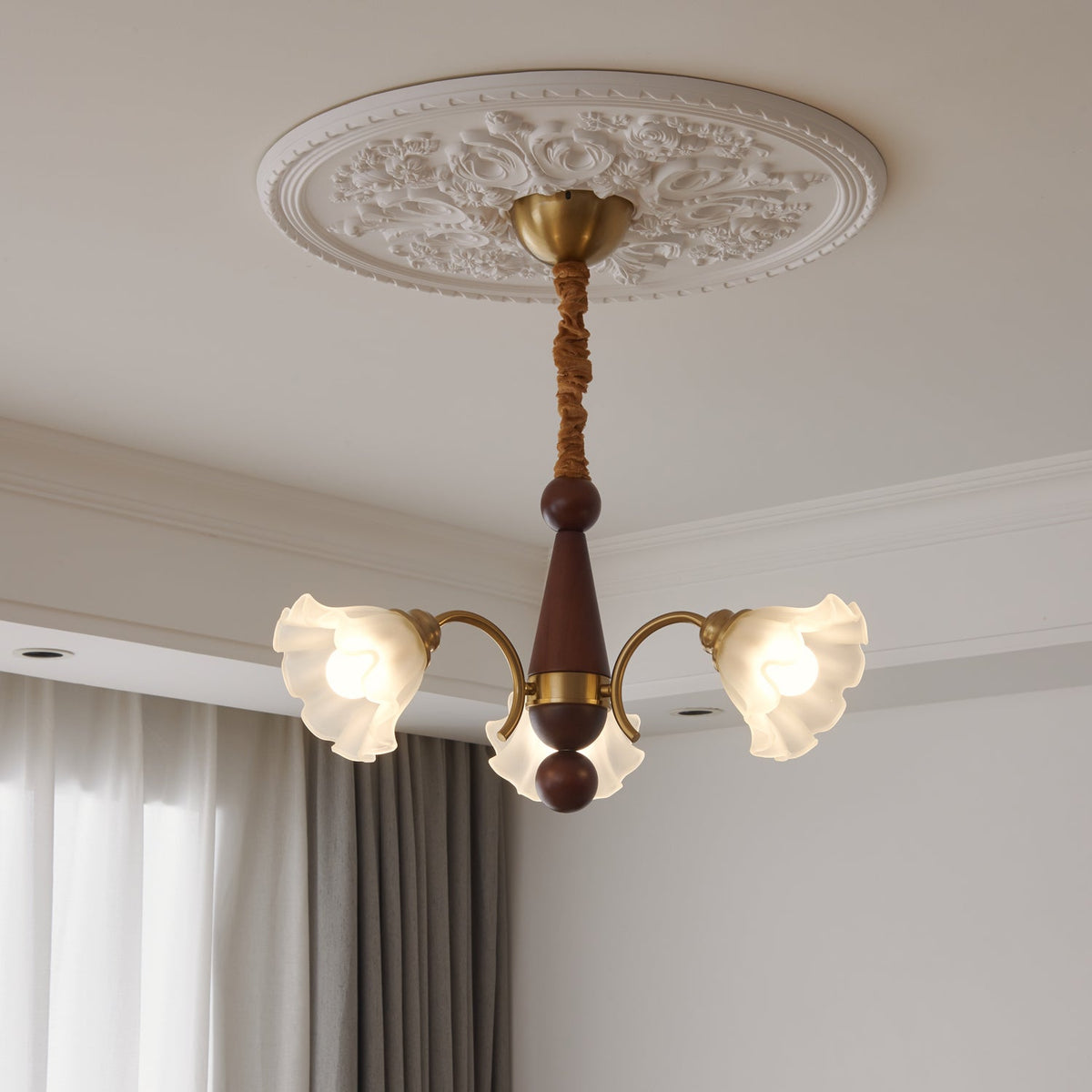 Ilvinan Kronleuchter aus Holz und Glas im traditionellen eleganten Stil