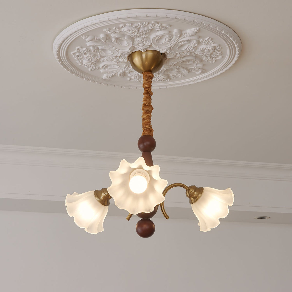 Ilvinan Kronleuchter aus Holz und Glas im traditionellen eleganten Stil