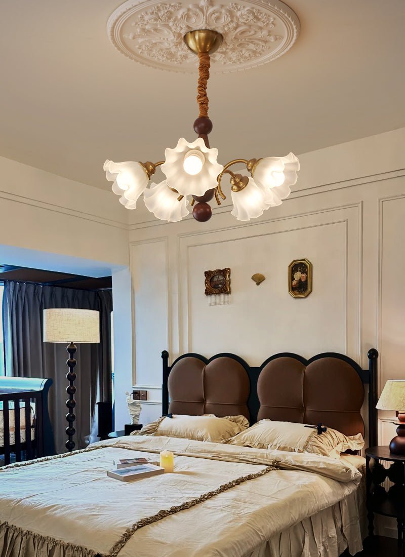 Ilvinan Kronleuchter aus Holz und Glas im traditionellen eleganten Stil