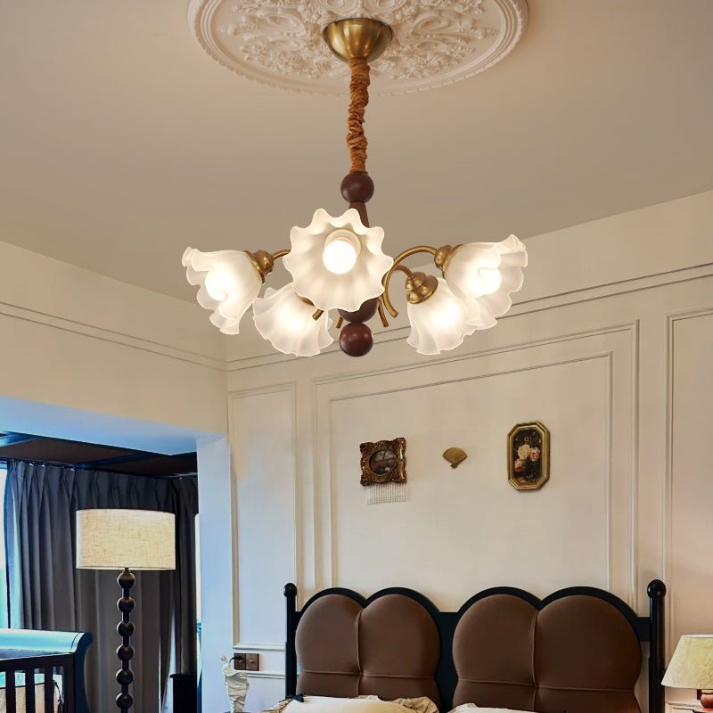 Ilvinan Kronleuchter aus Holz und Glas im traditionellen eleganten Stil
