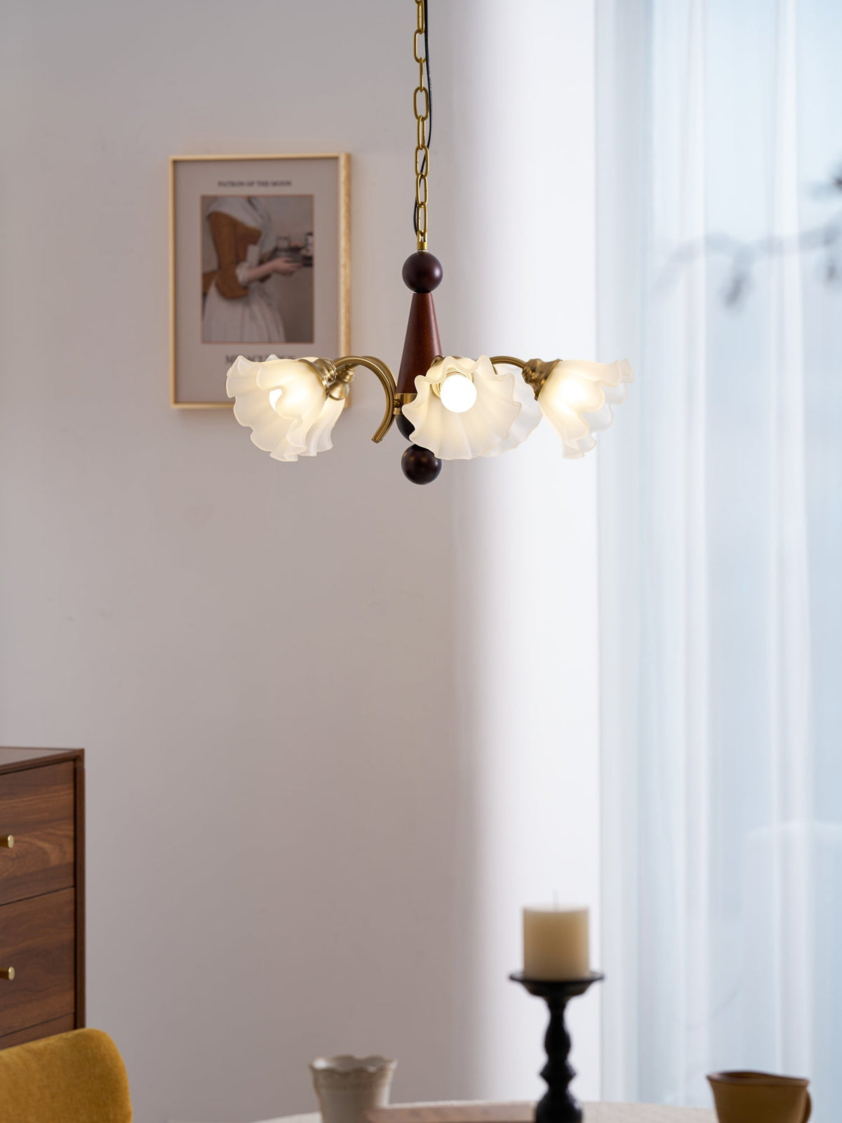 Ilvinan Kronleuchter aus Holz und Glas im traditionellen eleganten Stil