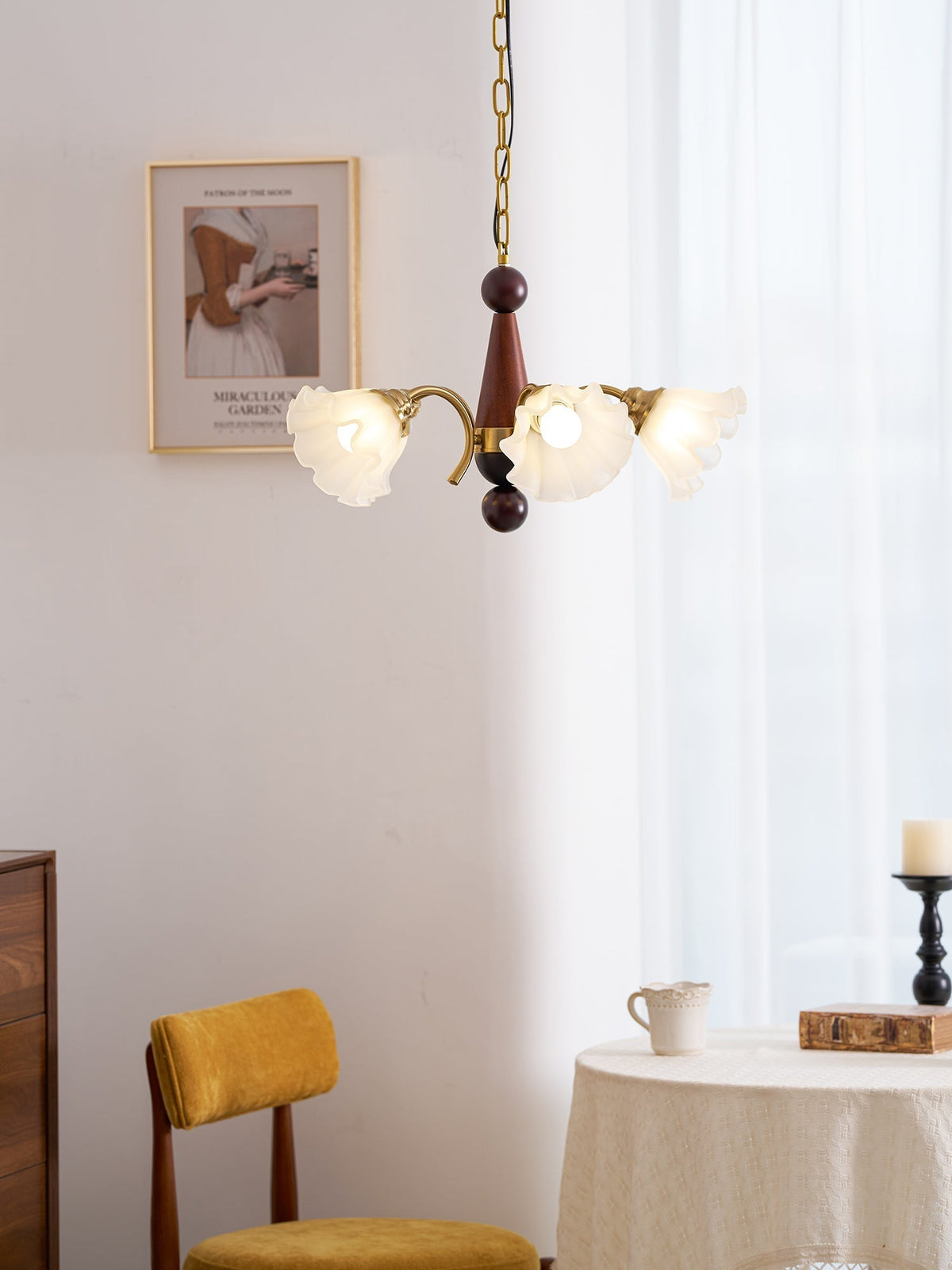 Ilvinan Kronleuchter aus Holz und Glas im traditionellen eleganten Stil