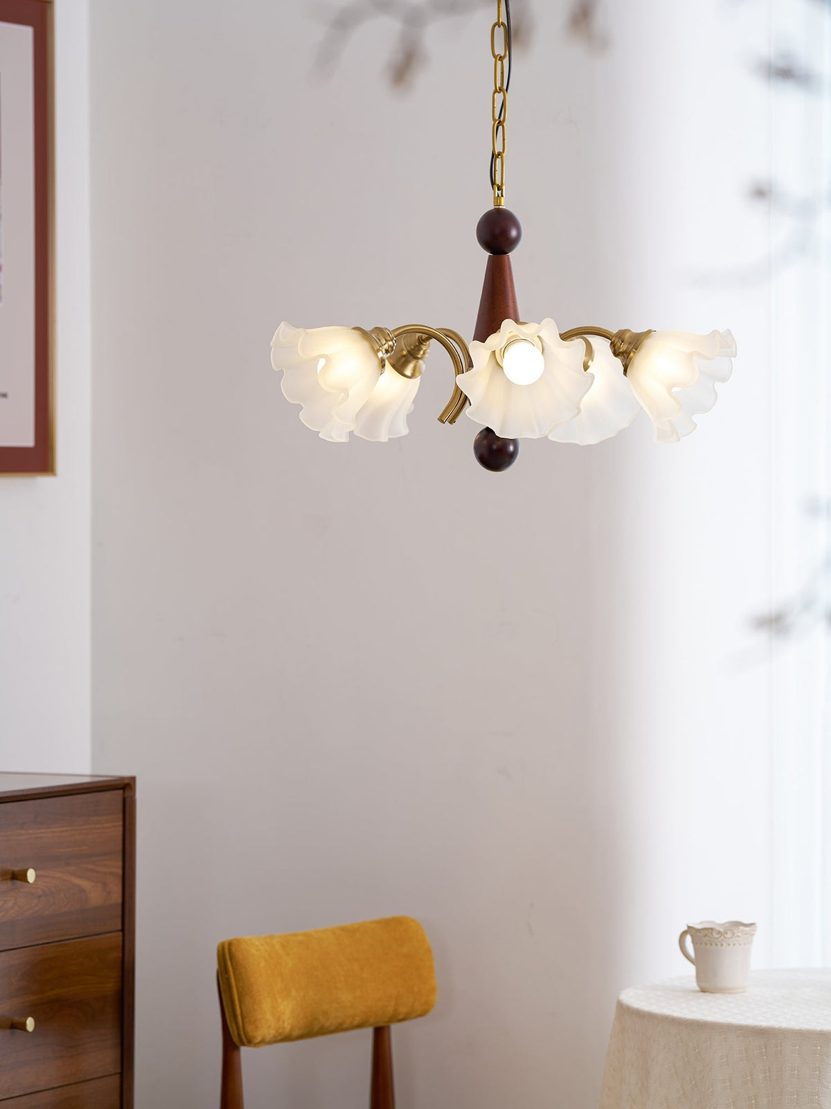 Ilvinan Kronleuchter aus Holz und Glas im traditionellen eleganten Stil