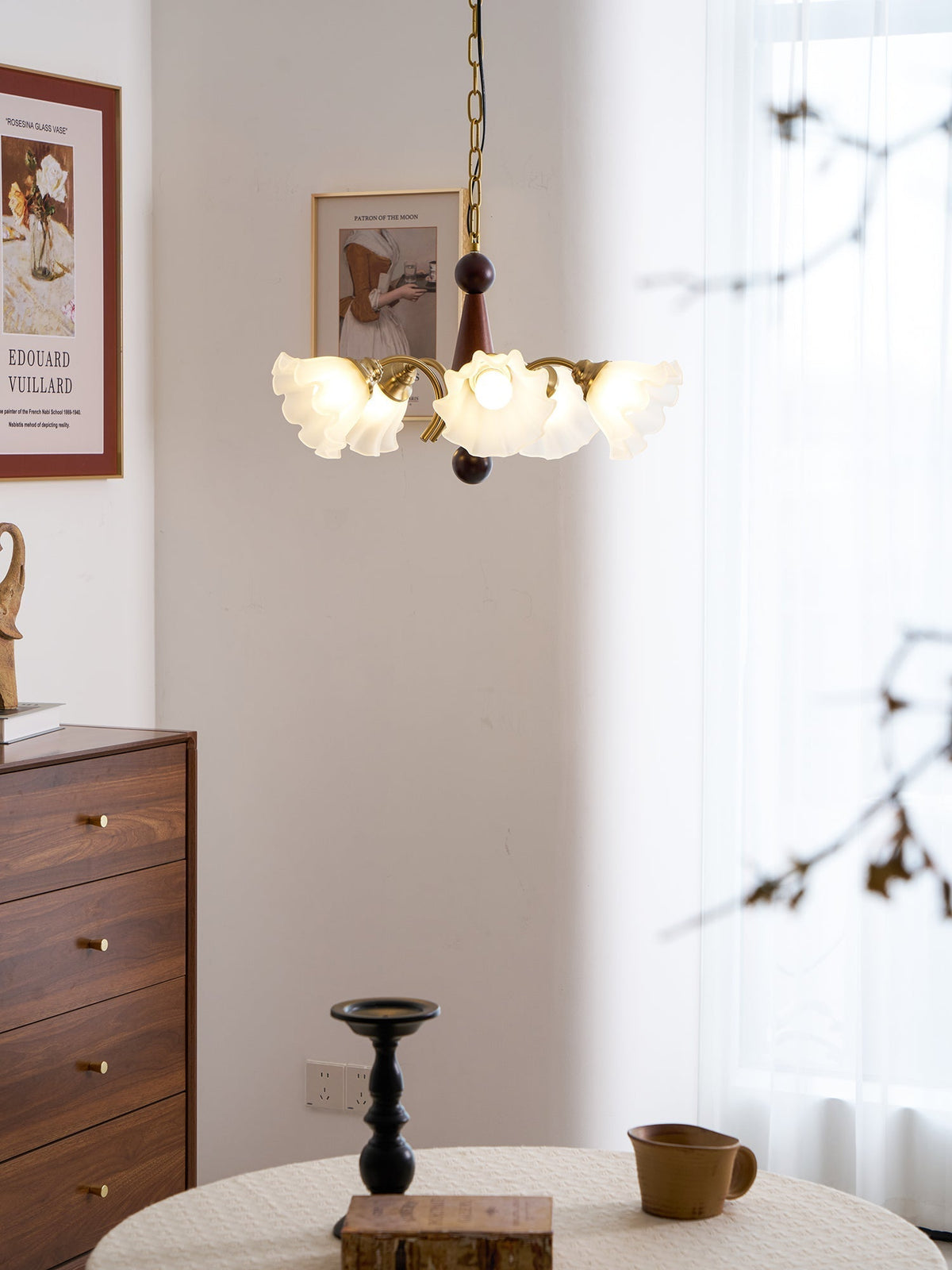 Ilvinan Kronleuchter aus Holz und Glas im traditionellen eleganten Stil