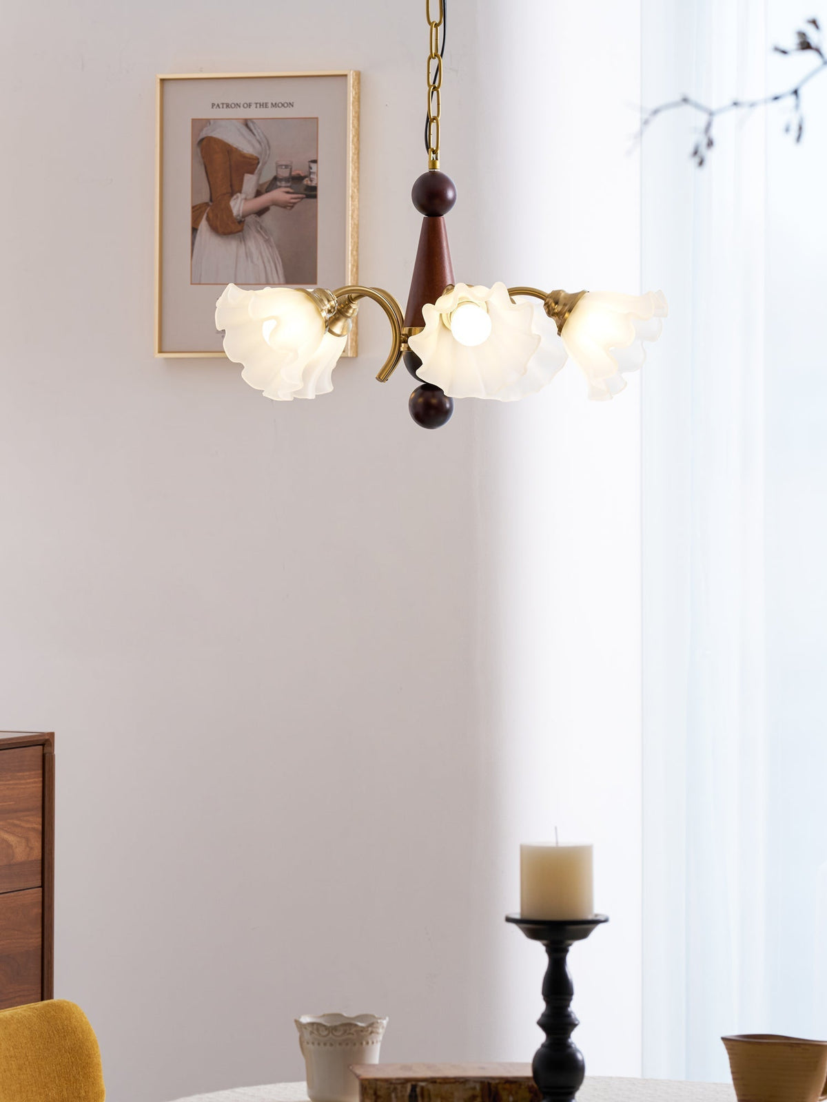 Ilvinan Kronleuchter aus Holz und Glas im traditionellen eleganten Stil