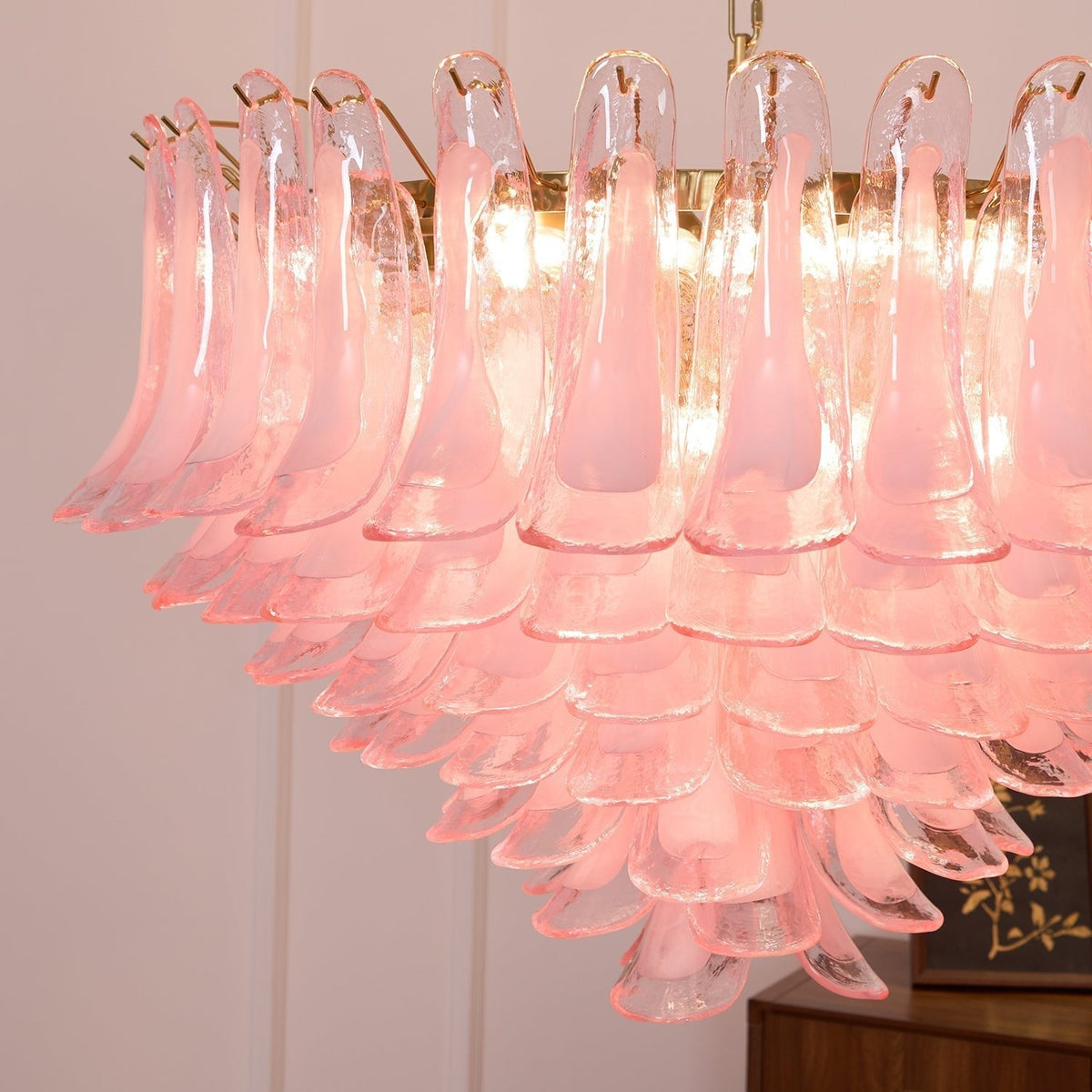 Celaella Kronleuchter aus rosa Murano-Glasblüten in Kaskadenform mit eleganter Blush-Pink-Färbung