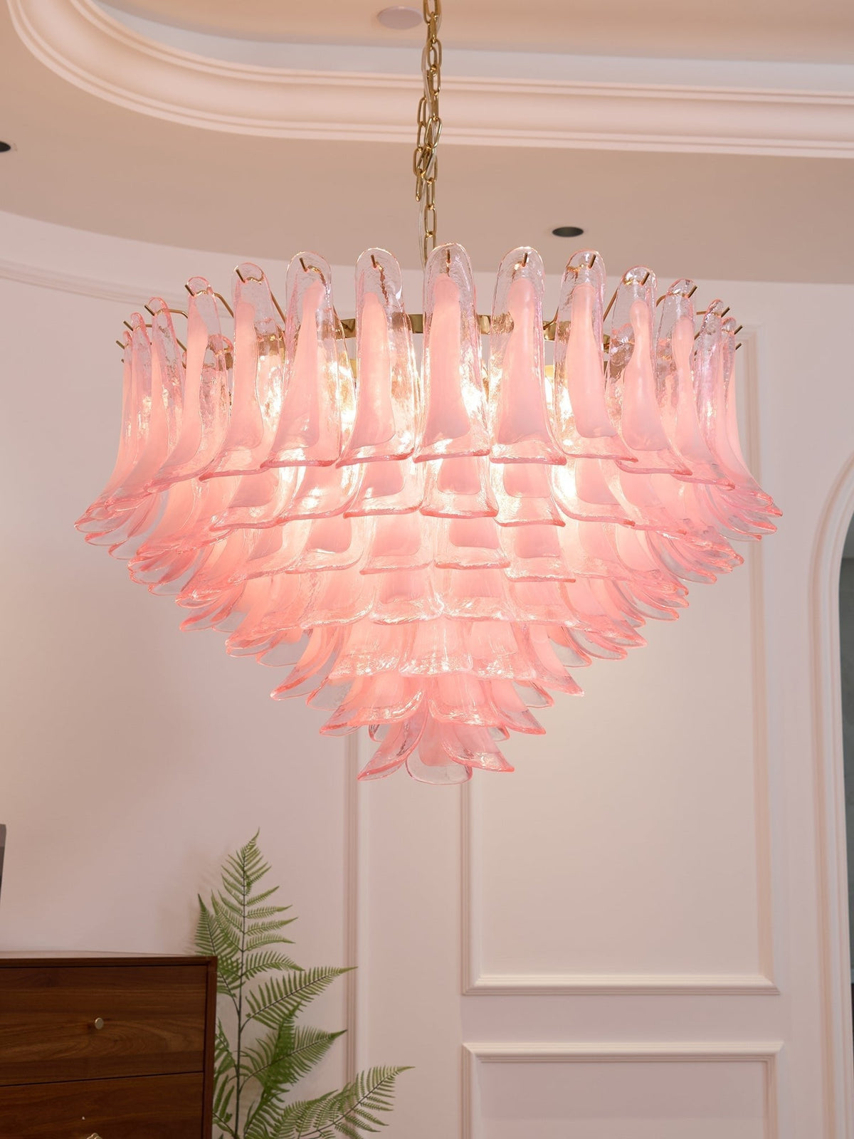 Celaella Kronleuchter aus rosa Murano-Glasblüten in Kaskadenform mit eleganter Blush-Pink-Färbung