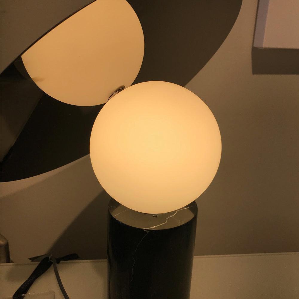 Dila Minimalistische Tischleuchte aus Marmor