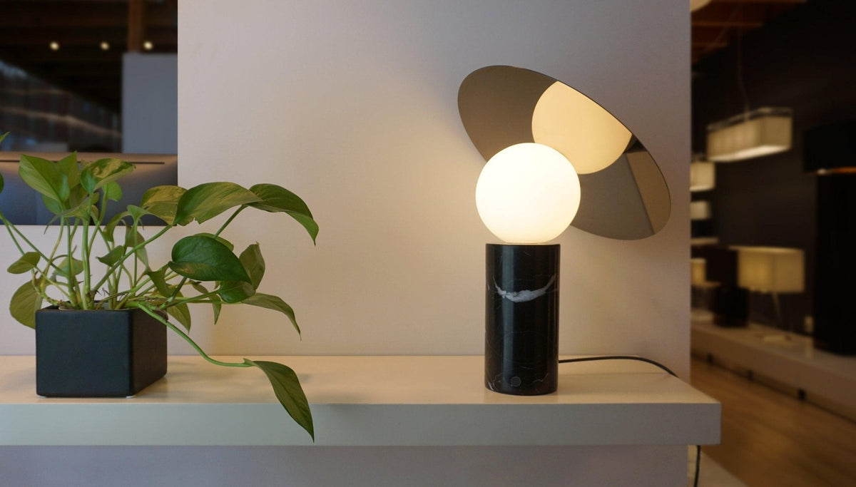 Dila Minimalistische Tischleuchte aus Marmor