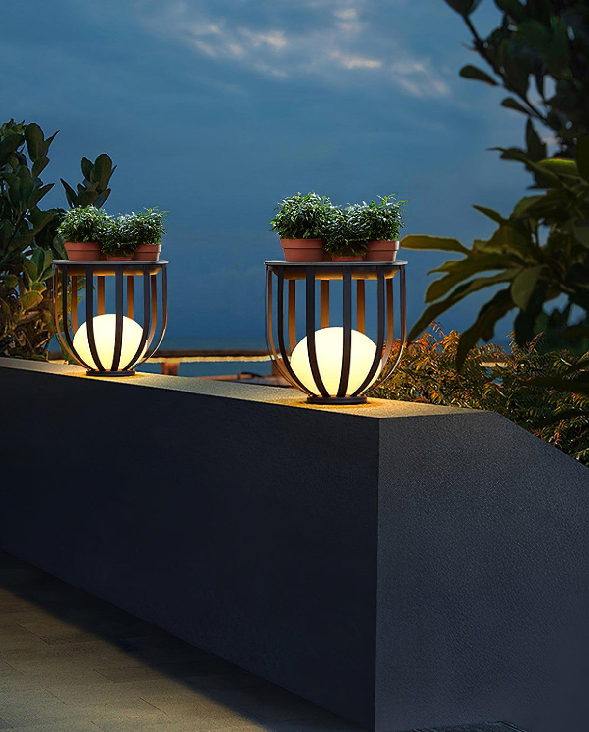 Tera Stehleuchte aus Stahl und Acryl