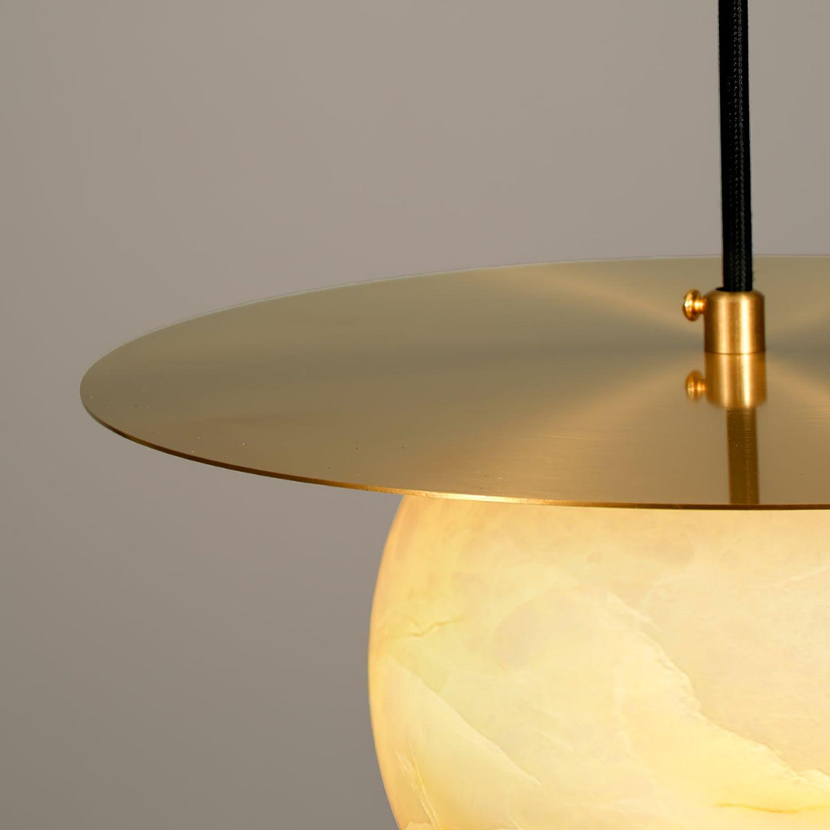 Velar Pendelleuchte aus Alabaster in Kugel