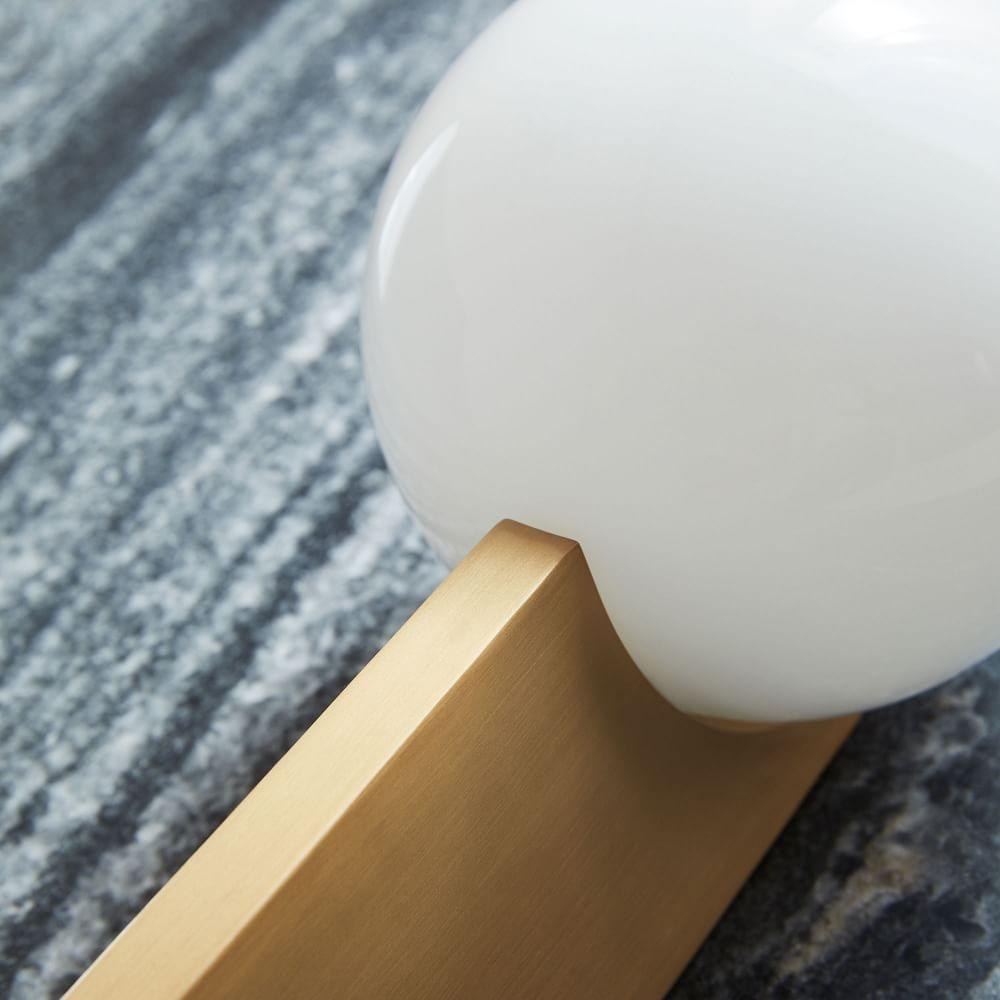 Liorarelle Wandleuchte aus Glas mit Kugellampen in skulpturaler Form