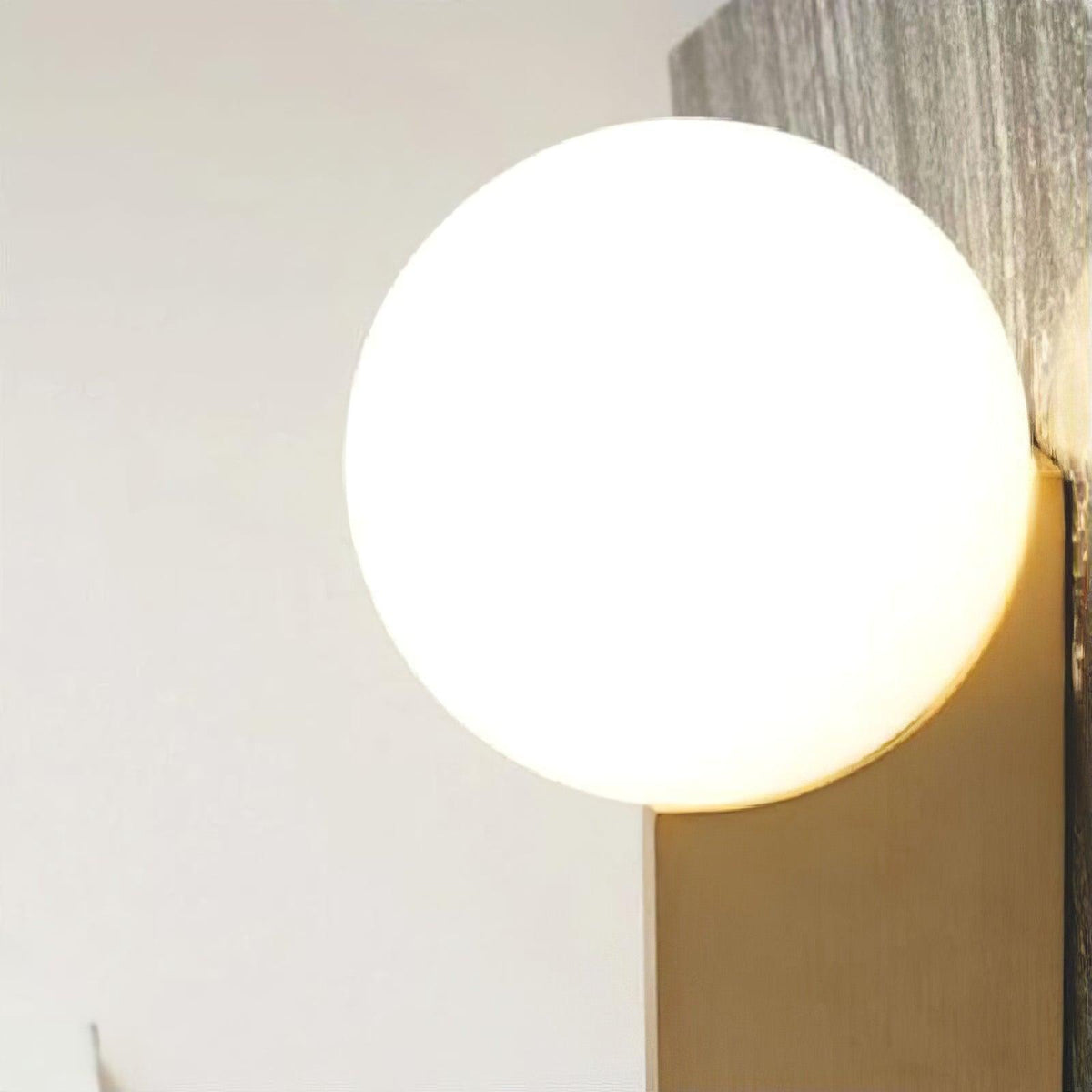 Liorarelle Wandleuchte aus Glas mit Kugellampen in skulpturaler Form