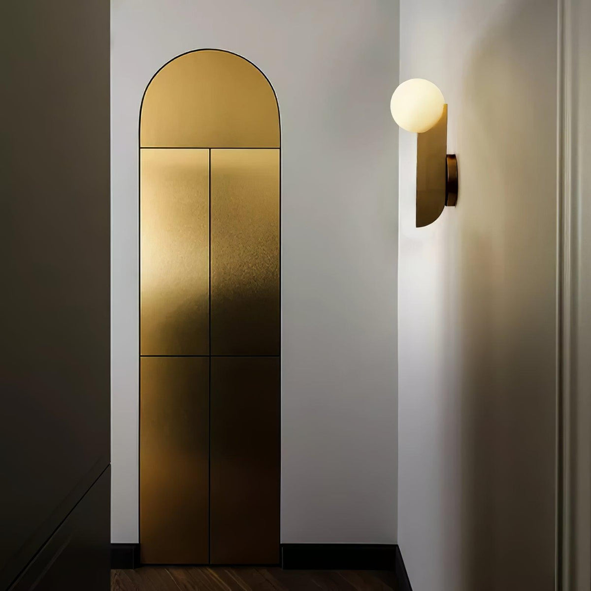 Liorarelle Wandleuchte aus Glas mit Kugellampen in skulpturaler Form