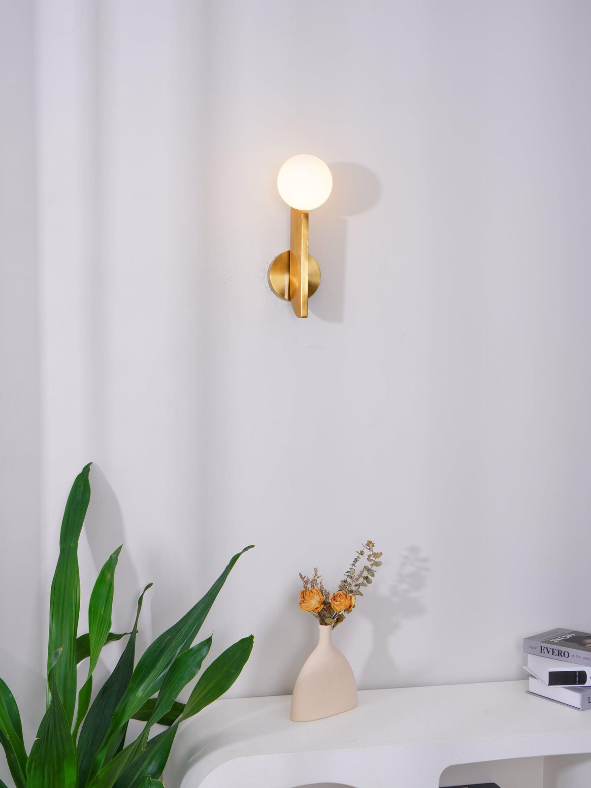 Liorarelle Wandleuchte aus Glas mit Kugellampen in skulpturaler Form