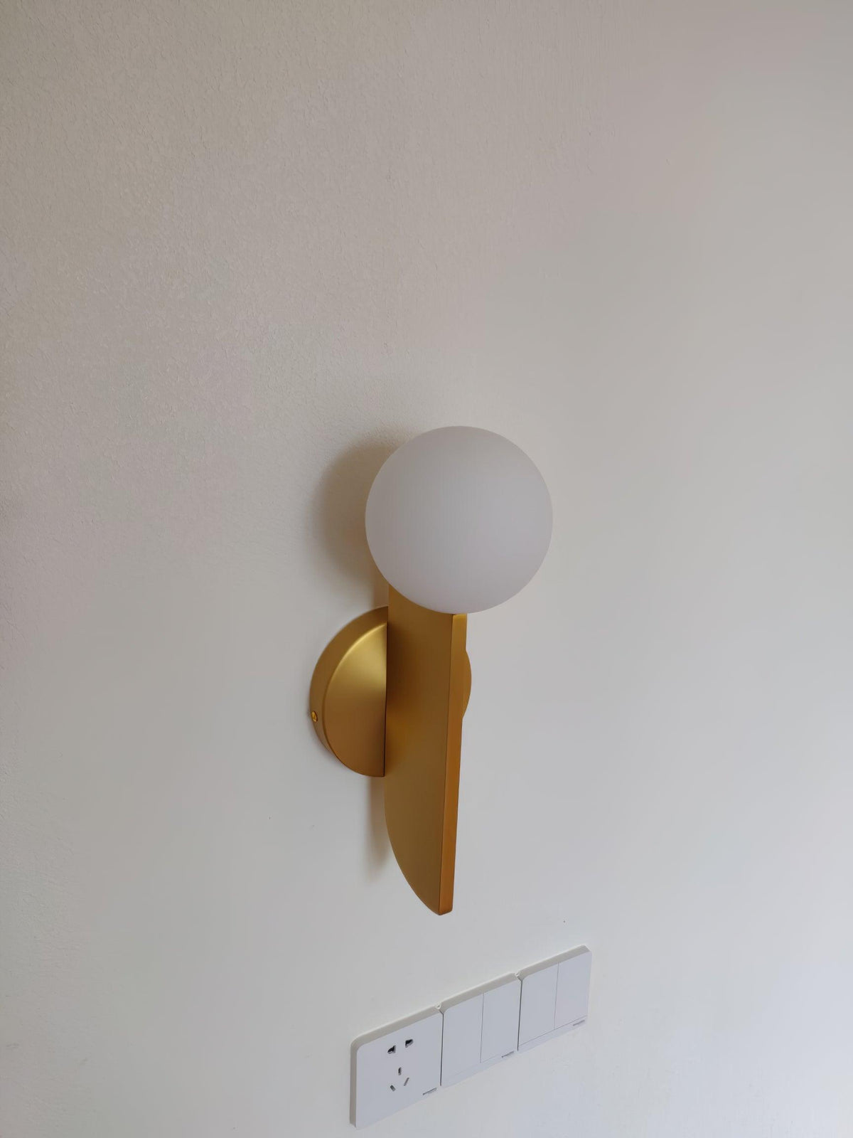 Liorarelle Wandleuchte aus Glas mit Kugellampen in skulpturaler Form