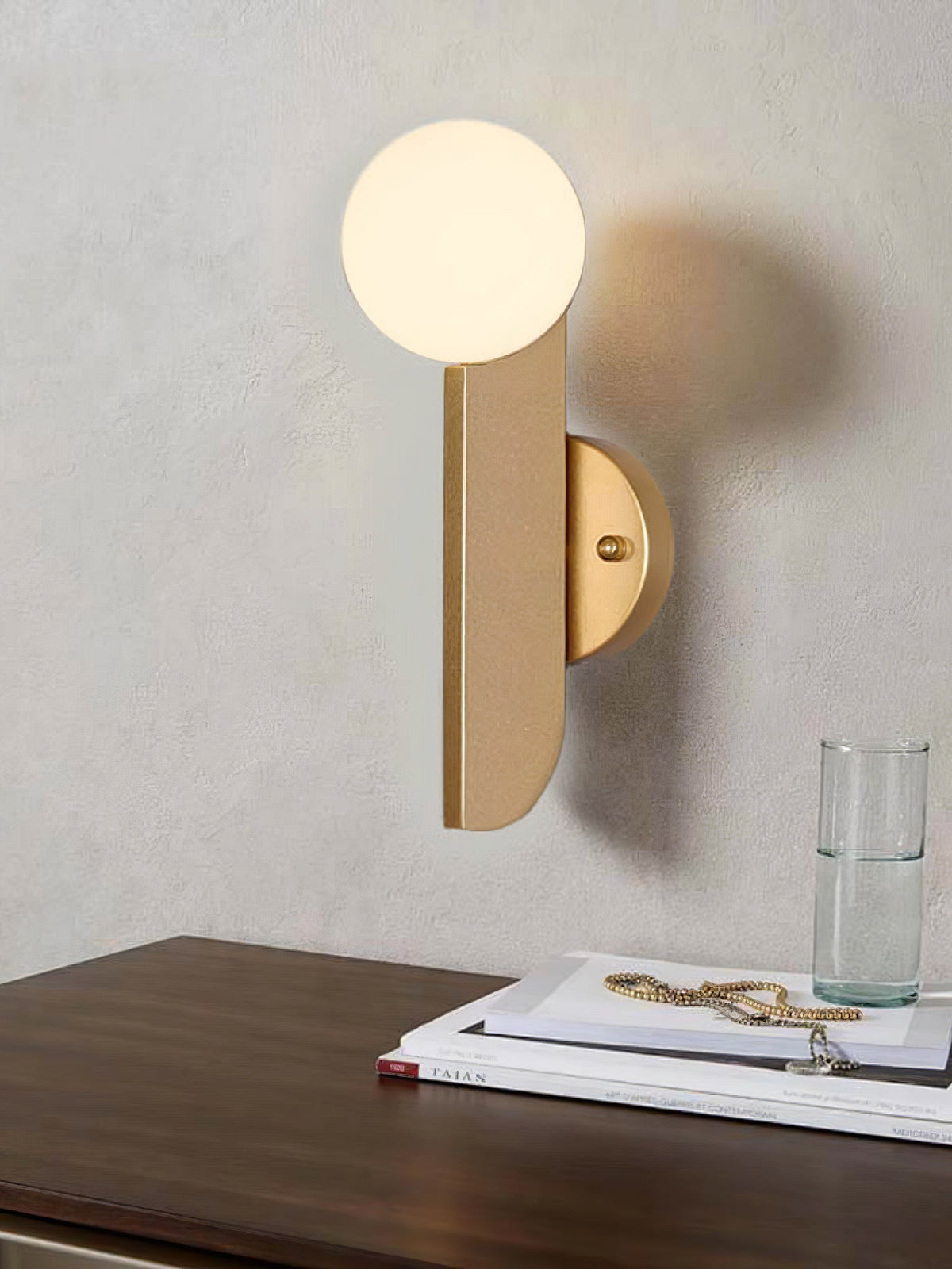 Liorarelle Wandleuchte aus Glas mit Kugellampen in skulpturaler Form