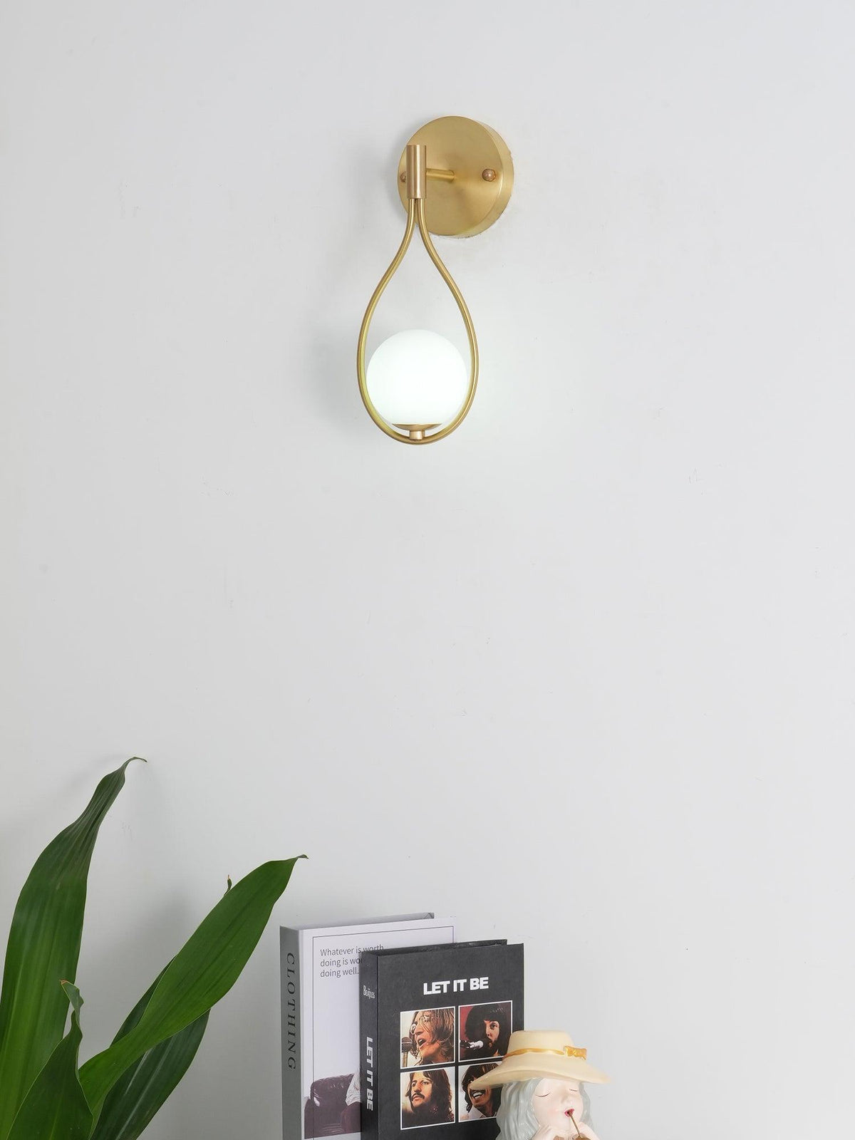Eiralaya zeitgenössische minimalistische Wandleuchte aus Messing mit Glas für das Badezimmer | Cielum