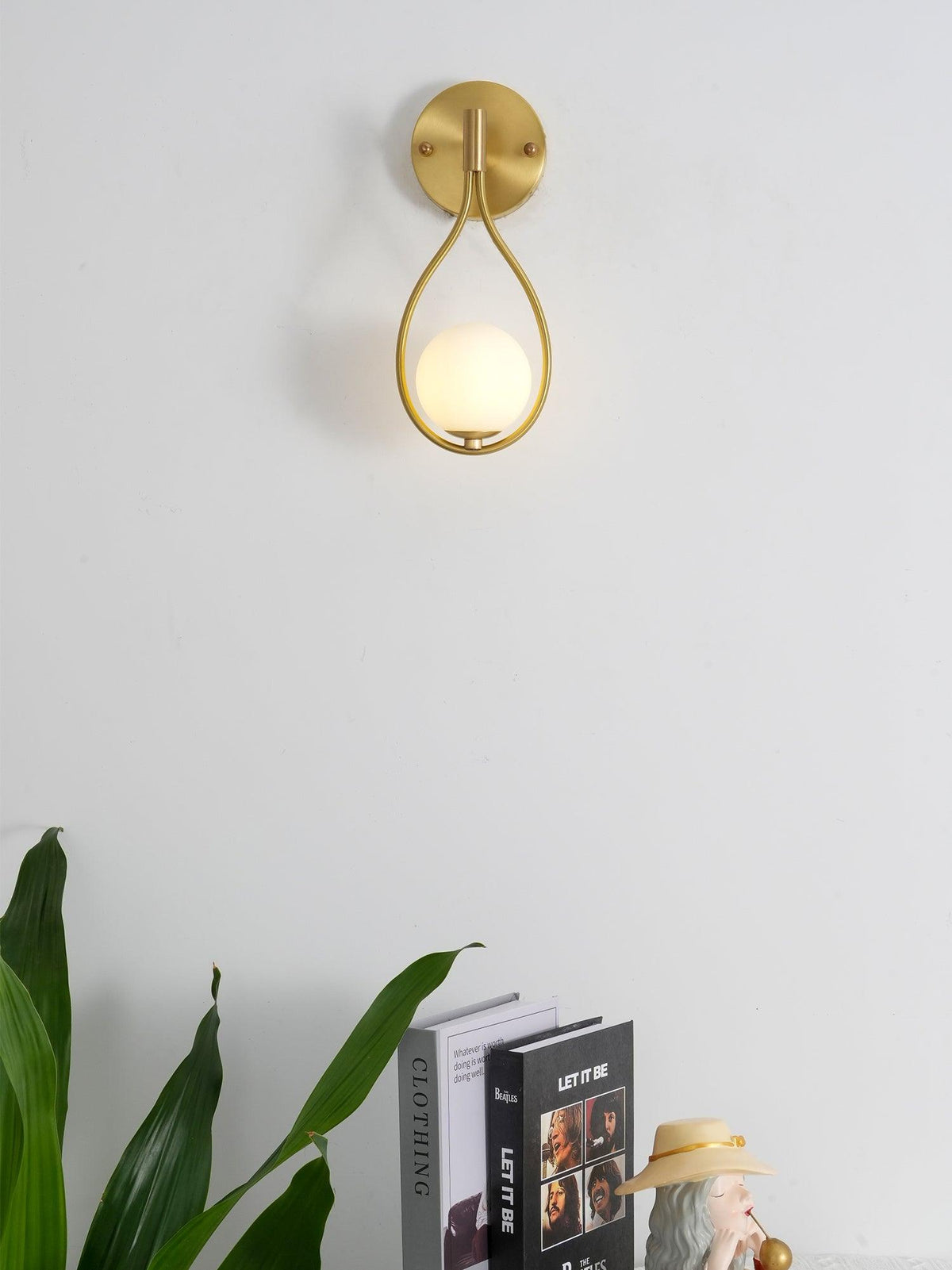 Eiralaya zeitgenössische minimalistische Wandleuchte aus Messing mit Glas für das Badezimmer | Cielum