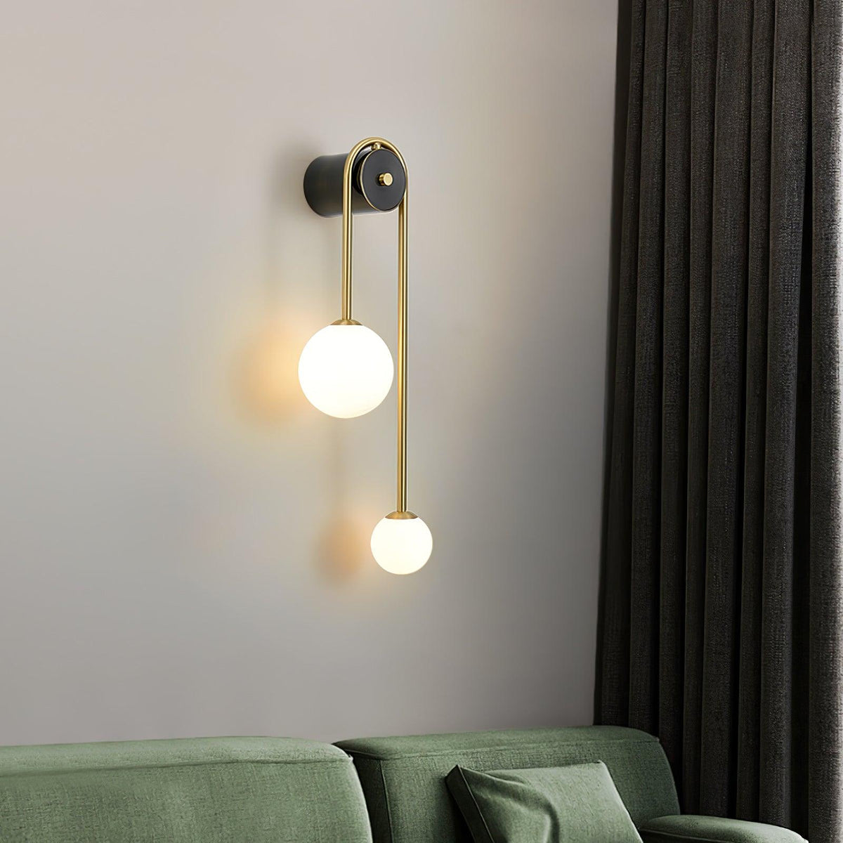 Teveny zeitgenössische minimalistische Wandleuchte aus Messing und Glas in Bogenform