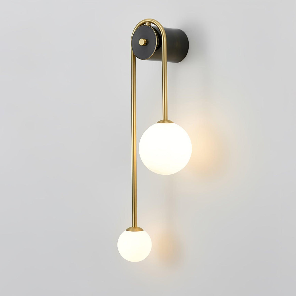 Teveny zeitgenössische minimalistische Wandleuchte aus Messing und Glas in Bogenform
