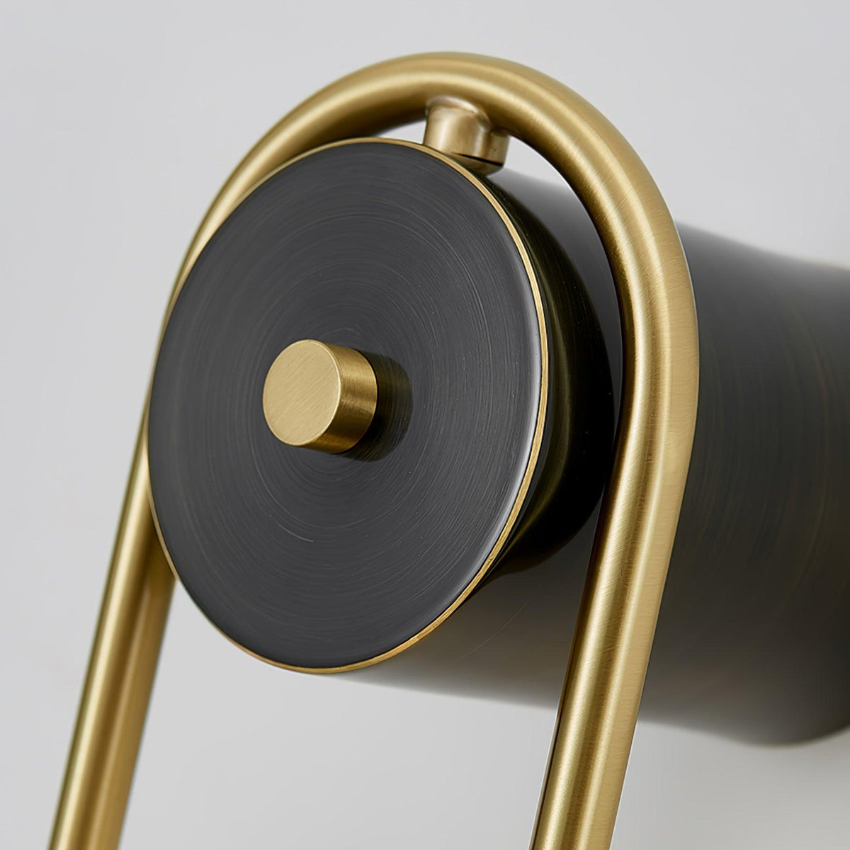 Teveny zeitgenössische minimalistische Wandleuchte aus Messing und Glas in Bogenform