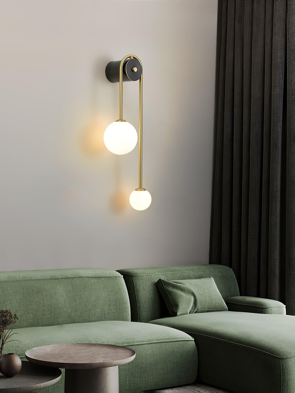 Teveny zeitgenössische minimalistische Wandleuchte aus Messing und Glas in Bogenform