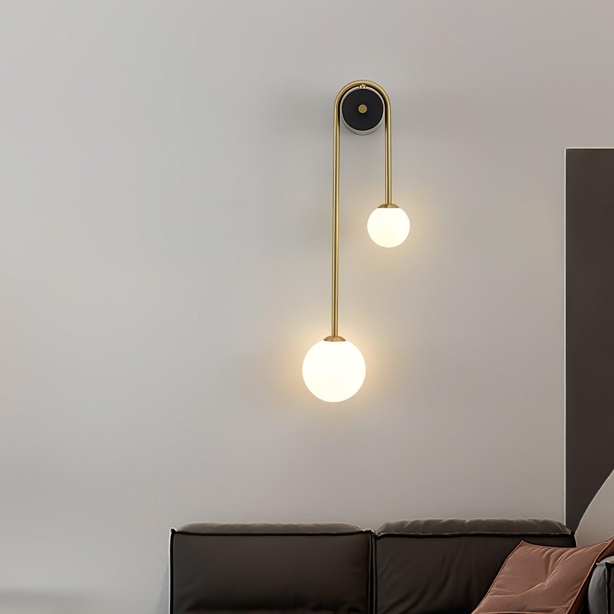 Teveny zeitgenössische minimalistische Wandleuchte aus Messing und Glas in Bogenform